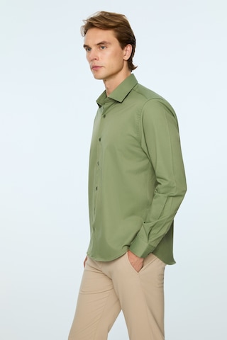 Morven Erkek Yeşil Trend Düz Dynamic Fit Sert Yaka Gömlek 26mc004069700 Yeşil