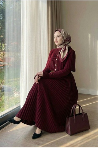 Qeteen Pelerin Detaylı Pliseli Tesettür Triko Elbise Bordo Bordo