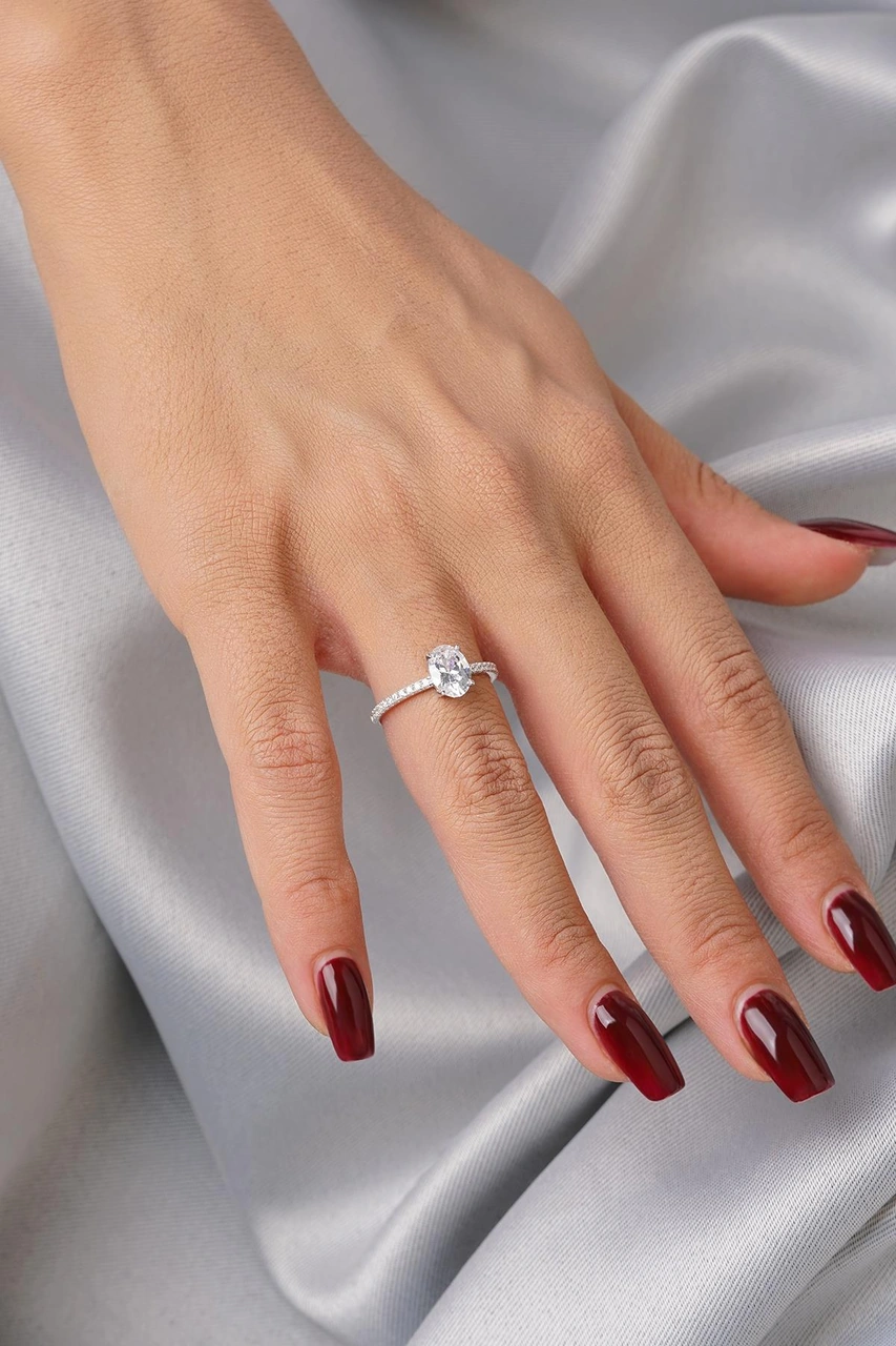 14 Ayar Altın Oval Baget Taşlı Yüzük Beyaz Altın