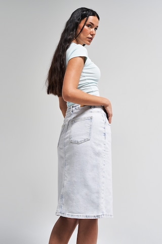 Itsbasic Kadın İce Kot Rengi Erica Esnek Kumaş Önden Yırtmaçlı Midi Boy Denim Etek Ice Rengi