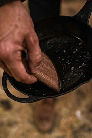 Barebones Cast Iron Scraper Ahşap Kamp Mutfak Kazıyıcı Mutfak Aksesuarları Kahverengi