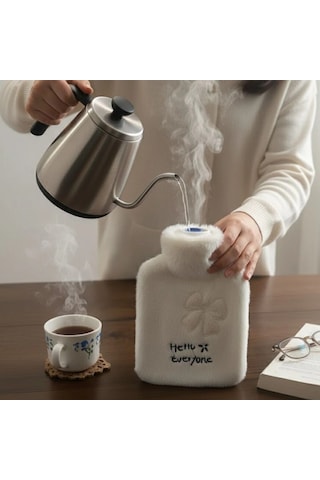 Hello Everyone Yazılı Kurdeleli Beyaz Peluş Sıcak Su Torbası 1 Lt Yumuşak Kılıf, Uzun Süre Sıcak Tutan Termal Su Torbası Bx40