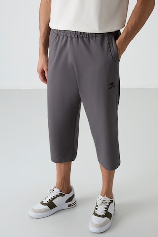 Tommylife Koyu Gri Pamuklu Yumuşak Dokulu Standart Fit Nakışlı Erkek Kapri - 83102 Koyu Gri
