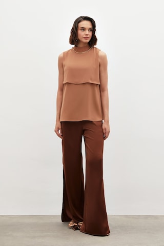 Sateen Aksesuar Detaylı Volanlı Bluz - Kahve-134773 Kahve