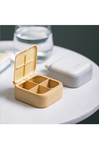 Ditmo Kapaklı 4 Bölmeli Taşınabilir Sarı İlaç Kutusu Sarı