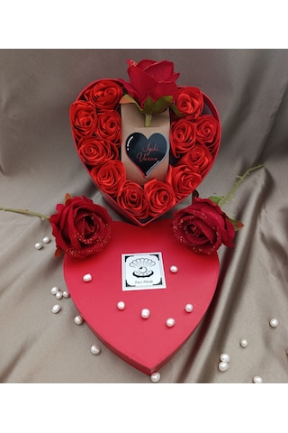 İnci Mode İyiki Varsın 12+1 Çiçekli Kalpli Kutu Hediyelik Çiçek Kutusu Kırmızı