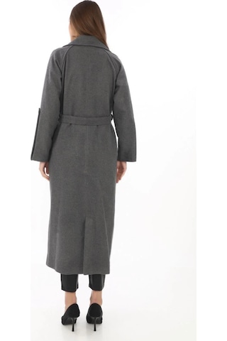 Etiler Collection Uzun Kaşe Kaban Yünlü Dokuma Kaşmir Kumaş, Kruvaze Yaka, Kuşaklı Astarlı Tesettür Uyumlu Şık Kışlık Siyah Model - Füme