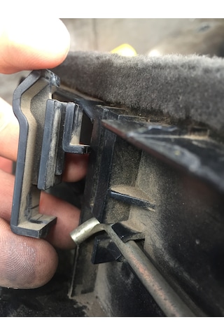 Bmw E30 - Bagaj Yan Kapağı Mandalı Kilidi