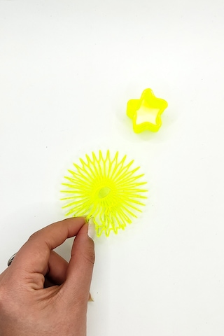 Yıldız Şekilli Neon Sarı Stres Yayı Oyuncak Stres Yayı - 3 Cm Çapında - 1 Adet
