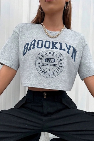 Brooklyn 1898 Adventure Baskılı Kadın Crop Grimelanj T-shirt Gri