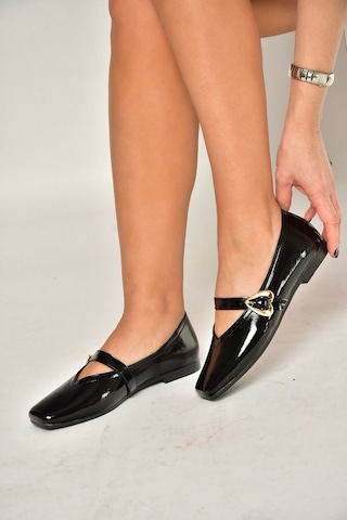Fox Shoes Y726632608 Siyah Rugan Kalp Toka Detaylı Kadın Babet Siyah