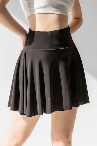 Beyaz Yüksek Bel Cepli Toparlayıcı Şort Etek Siyah