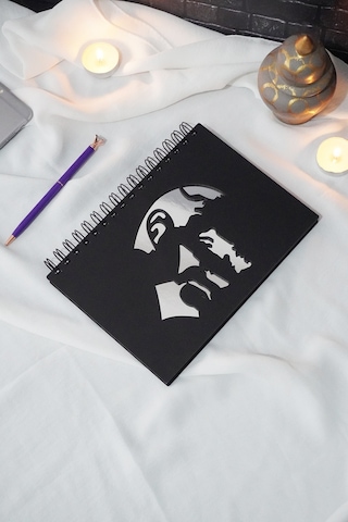 Mustafa Kemal Atatürk Siyah Ahşap Kapaklı Defter - Spiralli Günlük - Çizgisiz Defter - A5 Notebook
