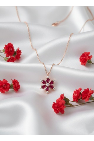 Çekirdekjewelry 925 Ayar Gümüş Ruby Taşlı Kamelya Çiçeği Kolye Rose