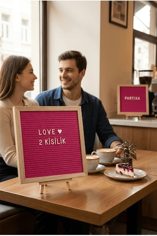 Ahşap Harfli Yazı Panosu 25,5x25,5 Cm Premium Gerçek Çam Çerçeve 340 Parça Harf Seti Standlı Duvara Asılabilir Keçe İçli