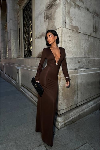 Neşeli Butik Kadın Derin Dekolteli Uzun Kollu Gold Toka Detaylı Maxi Boy Elbise Nbdf173 Kahverengi