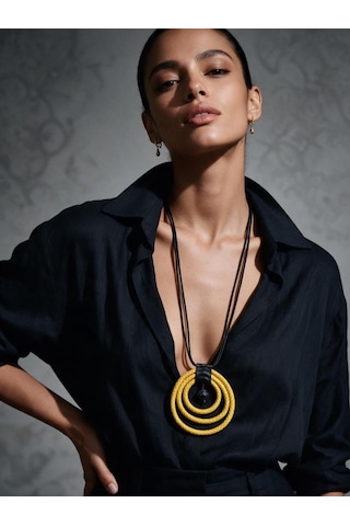 Üçlü Sarı Halka Tasarım Örgü Deri Kadın Kolye - Modern Boho Uzun İpli Madalyon Kolye
