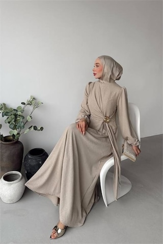 Neşeli Butik Kadın Bej Gold Tokalı Bağlama Detaylı Jakarlı Tesettür Elbise Nms092