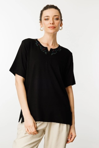 Desen Triko Açma Yaka Dantel Çiçek İşlemeli Penye Kadın T-shirt 24751 Siyah