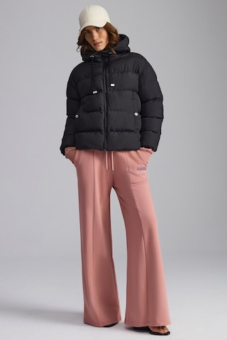 Chantal Kadın Kapüşonlu Kolu Lastikli Rüzgar Geçirmez Çift Cepli Şişme Siyah Mont