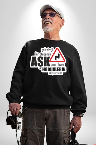 Çok Virajlı Bir Otabandır Aşk, Ama Bazı Hödüklerin Ehliyeti Vardır Yazılı Kadın Erkek Siyah Sweatshirt Siyah