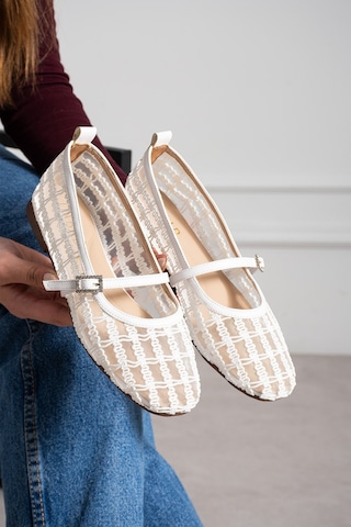 Dabab Shoes Rıvena Kadın Beyaz Tül Üzeri Nakış Detaylı Kare Burun Üstten Bantlı Düz Taban Mary Jane Babet