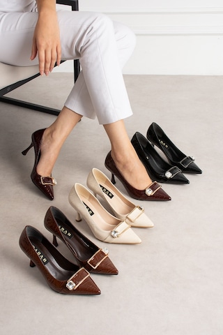 Dabab Shoes Sena Kadın Bej Kırışık Rugan Sivri Burun Taşlı Toka Detaylı 7 Cm İnce Topuklu Stiletto Ayakkabı