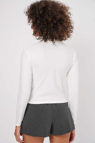 Gabria Taşlı Uzun Kol Bluz Beyaz