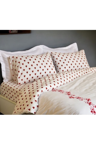 Üstü Nakışlı Altı Kalpli Çift Taraflı Çarşafı Lastikli Nevresim Takımı - Kutulu