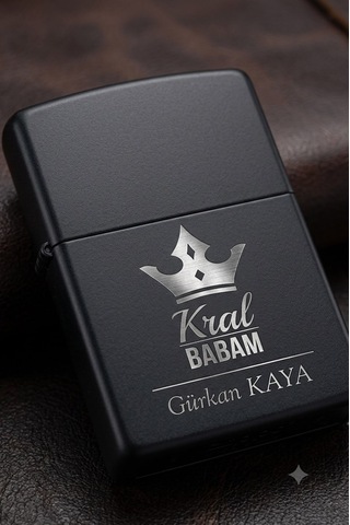 İsime Kişiye Özel Sevgiliye Babalara Hediye Kral Babam Temalı Benzinli Çakmak Dolu Gönderim Siyah