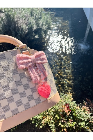 Maıson De Mode El Örgüsü Pembe Fiyonk Ve Kalp Detaylı Kristal Boncuklu Çanta Charmı Açık Pembe