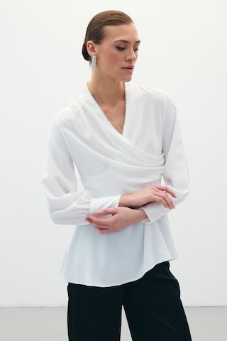 Sateen Boncuklu Yaka Kruvaze Bluz - Ekru-135913 Ekru