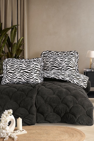 Wellsoft Çift Kişilik Fırfırlı Yorgan Seti 195x215 Cm Çift Taraflı Peluş Yorgan + 2 Yastık Kılıfı Leo Zebra Antrasit