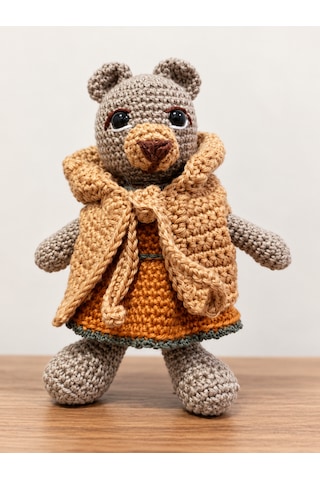 Elbiseli Yelekli Küçük Ayı Amigurumi Bebek