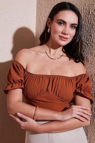 Lela Regular Fit Madonna Yaka Bağlama Detaylı Crop Bayan Bluz 6527017 Kahve