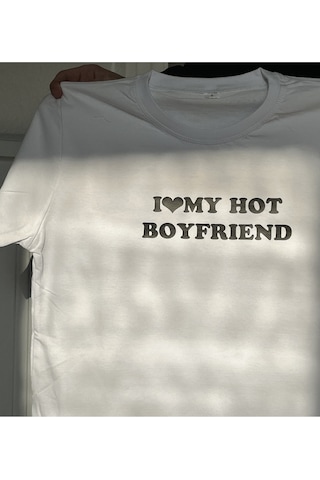 Kalic Studio I Love My Hot Boyfriend - T-shirt Beyaz