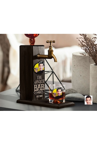 BK Gift Kabartmalı Karikatür Figürlü Musluklu Siyah Ahşap İçki Standı ve Viski Bardağı Hediye Seti, Arkadaşa Hediye, Sevgiliye Hediye-1