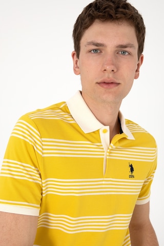 U.S. Polo Assn. Erkek Regular Fit Polo Yaka Sarı Çizgili Tişört 50306826-VR094