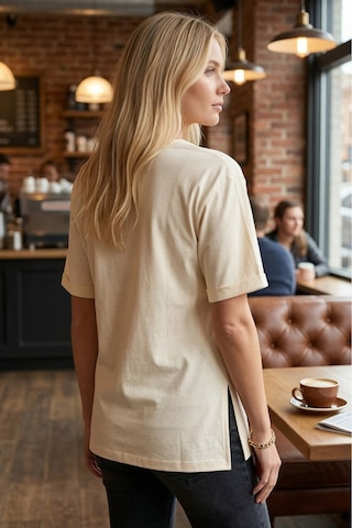 Armonika Kadın Krem Önü Kedi Baskılı Yanları Yırtmaçlı Pamuklu T-shirt Arm-26y137002