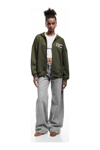 Koton Şardonlu Kanguru Cepli Arkası Baskılı Fermuarlı Kapüşonlu Oversize Sweatshirt Haki 6wal10142ık Haki