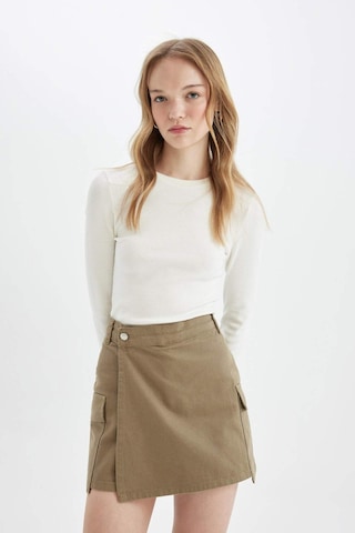 DeFacto Regular Fit Normal Bel Kargo Cepli Gabardin Şort Etek D4991AX24AUKH474 Haki