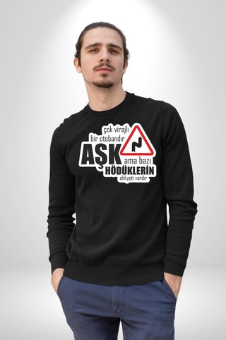 Çok Virajlı Bir Otabandır Aşk, Ama Bazı Hödüklerin Ehliyeti Vardır Yazılı Kadın Erkek Siyah Sweatshirt Siyah