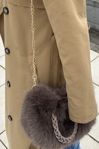 Mollycrush Kadın Acı Kahverengi Kürk Detaylı Zincirli Ve Örgü Saplı El Ve Omuz Çantası Yumuşak Peluş Kışlık Şık Baget Kahverengi