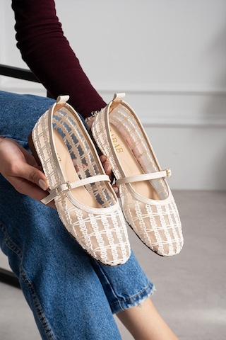 Dabab Shoes Rıvena Kadın Ekru Tül Üzeri Nakış Detaylı Kare Burun Üstten Bantlı Düz Taban Mary Jane Babet