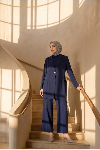 Armine Trend Klasik Yaka Aksesuar Detaylı Uzun Ceket Geniş Paça Pantolon Üçlü Takım Lacivert 26ka630
