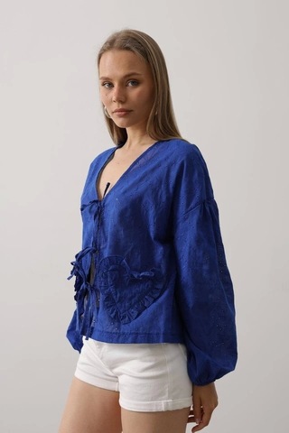 Defymoda Kalp Detaylı Bağlamalı Brode Bluz - Saks Saks