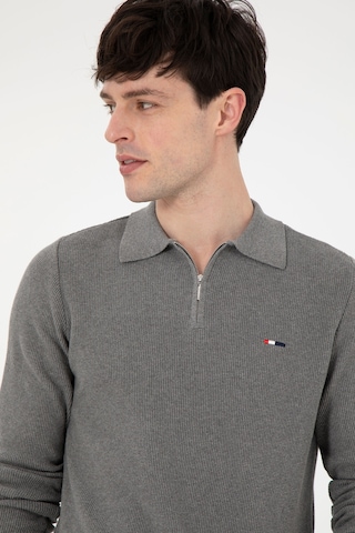 U.S. Polo Assn. Erkek Regular Fit Yarım Fermuarlı Gri Melanj Basic Kazak 50298266-VR086