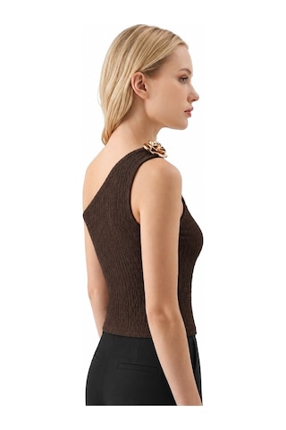 Cottonhıll Premium - Tide Collection Kahverengi Tek Omuz Çiçek Aksesuarlı Bürümcük Dokulu Kadın Crop Bluz