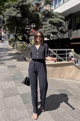 Siyah Apaş Yaka, Kısa Kol, Keten/airobin Kumaş, Rahat Kesim, Yarım Patlı, Beli Büzgülü Tulum Siyah