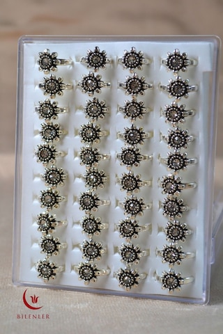 Kadın Taşlı Metal Yüzük Uzun Ömürlü,şık Tasarım 40 Lı Kutu Çok Renkli